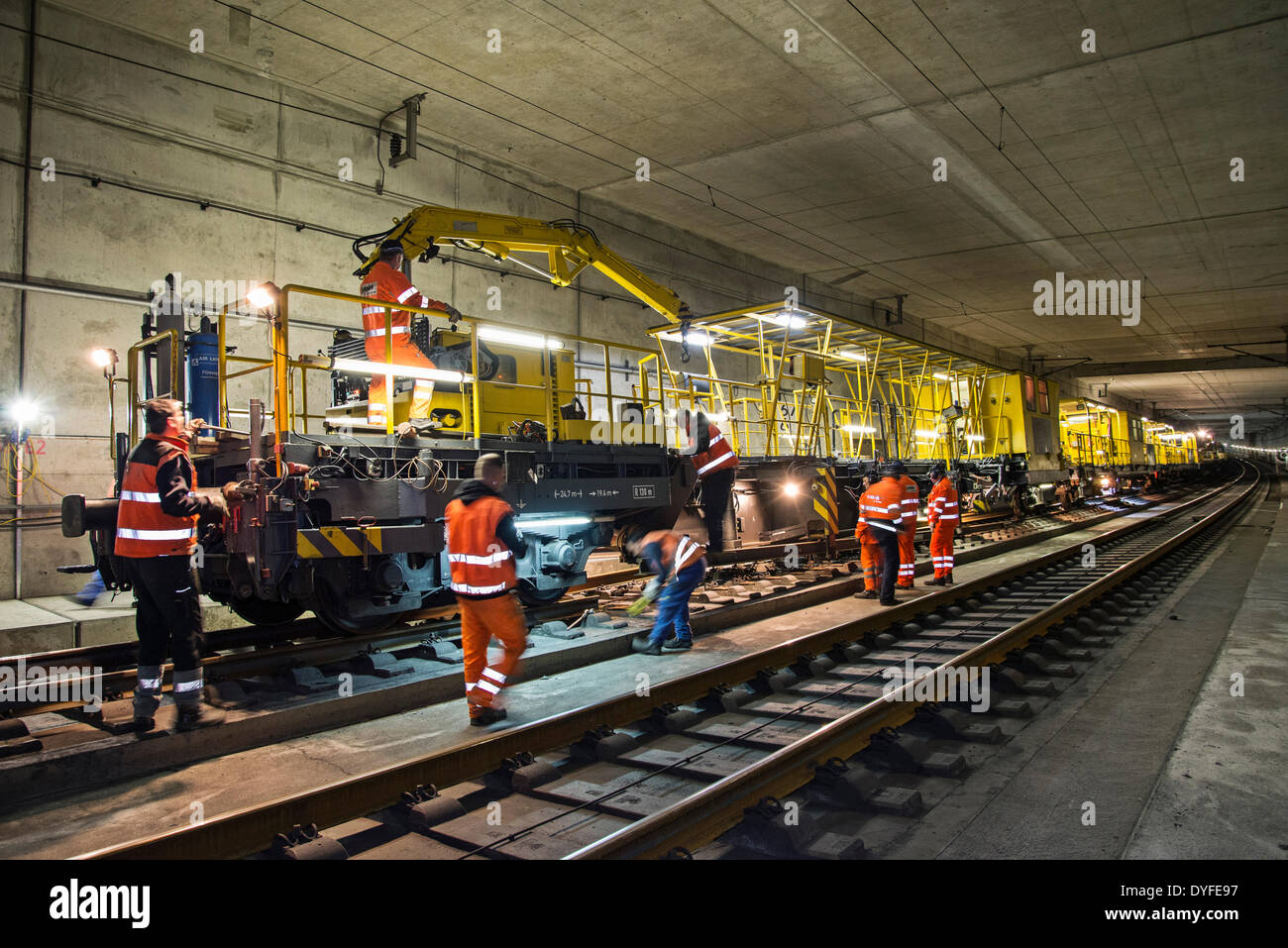 Stazione di lavoro per la posa in opera di nuove guide e la rimozione di vecchie rotaie in un tunnel ferroviario nei pressi di Francoforte, Germania, Aprile 2014. Foto Stock
