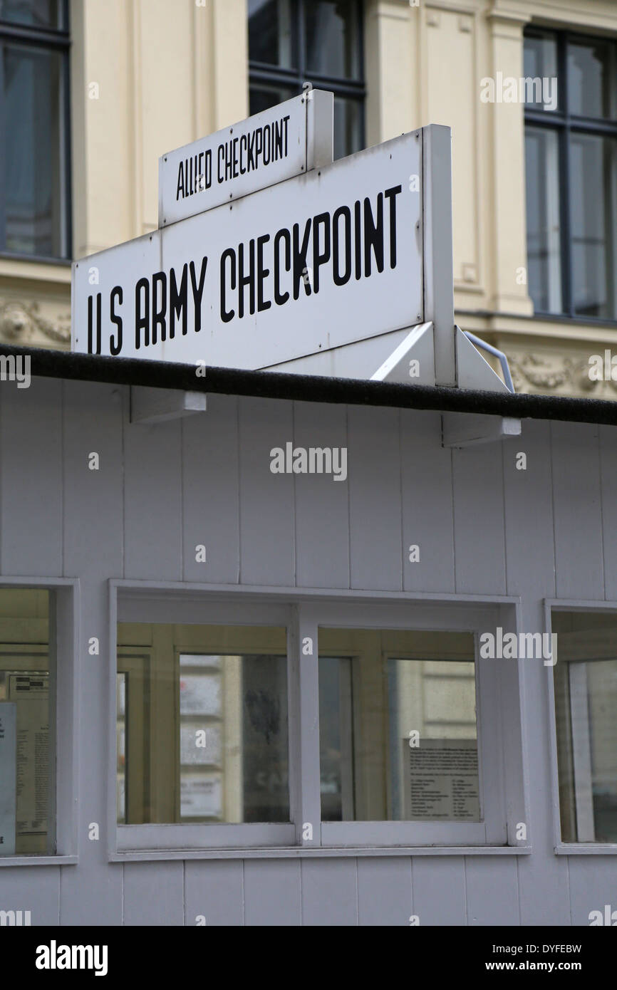 Il Checkpoint Charlie. I più noti del muro di Berlino in punto di incrocio tra Berlino Ovest e Berlino Est durante la Guerra fredda Foto Stock