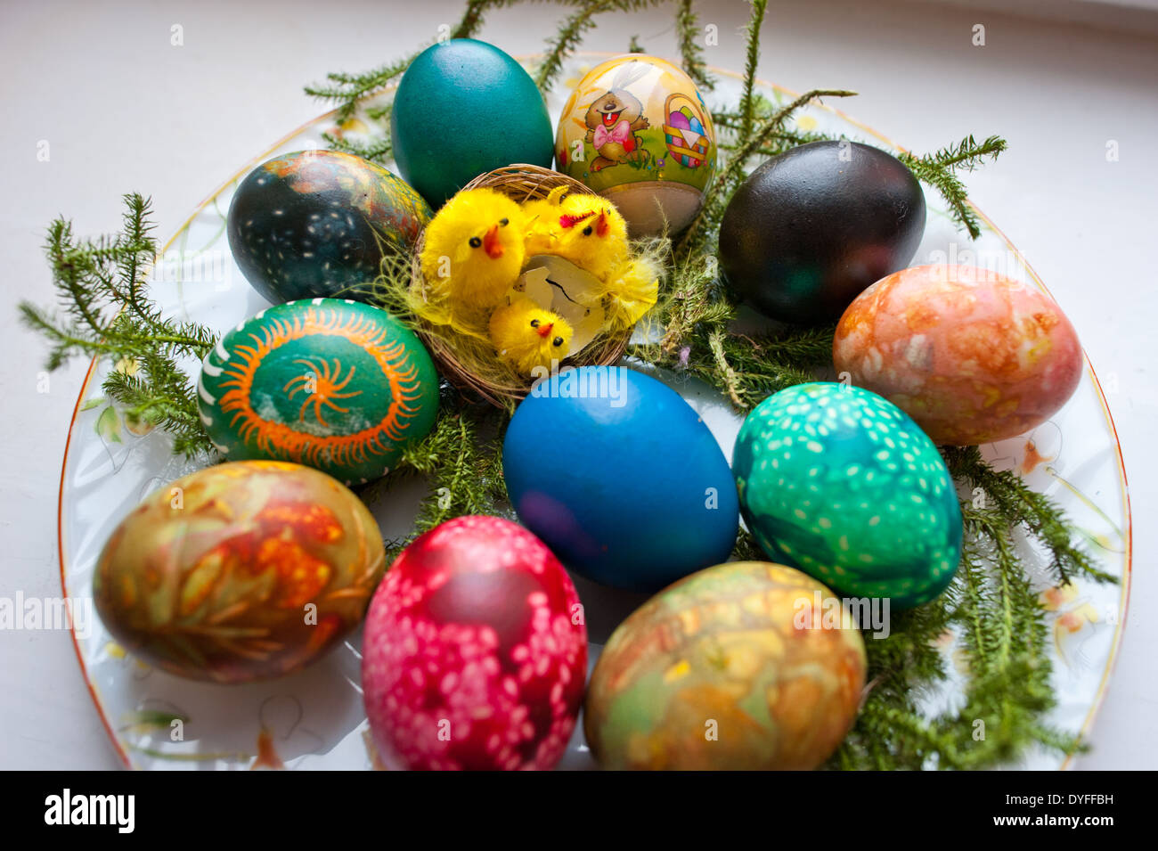 Tradizionali uova di pasqua o uova pasquale, decorate con punto di ebollizione nel colorante, con cipolla bucce e semi di lino. Foto Stock