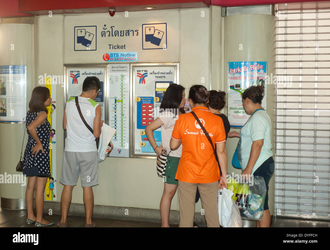 Bangkok, Thailandia - persone che acquistano i biglietti della metropolitana stazione BTS Foto Stock
