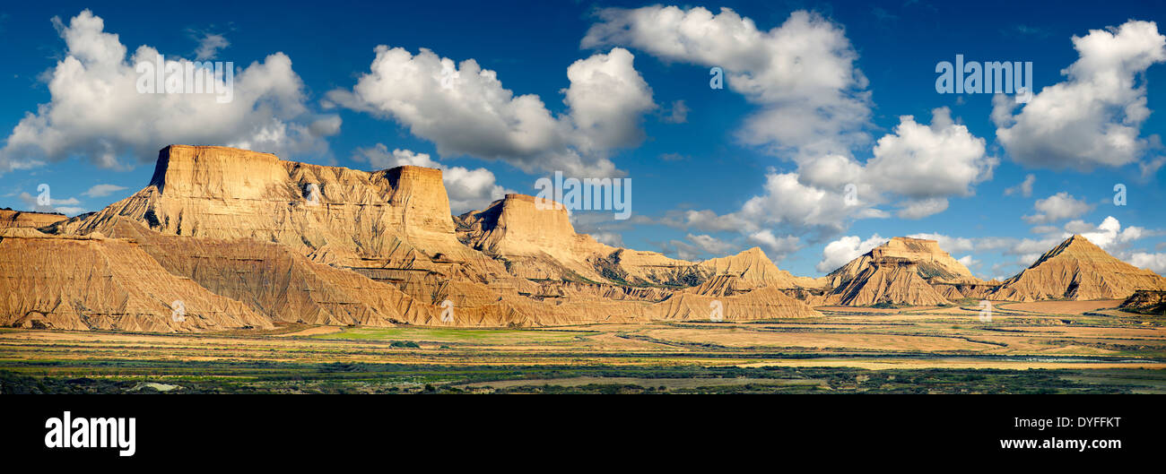 Bardena Blanca formazioni rocciose Bardenas Reales de Navarra parco naturale. Un sito Patrimonio Mondiale dell'UNESCO Foto Stock