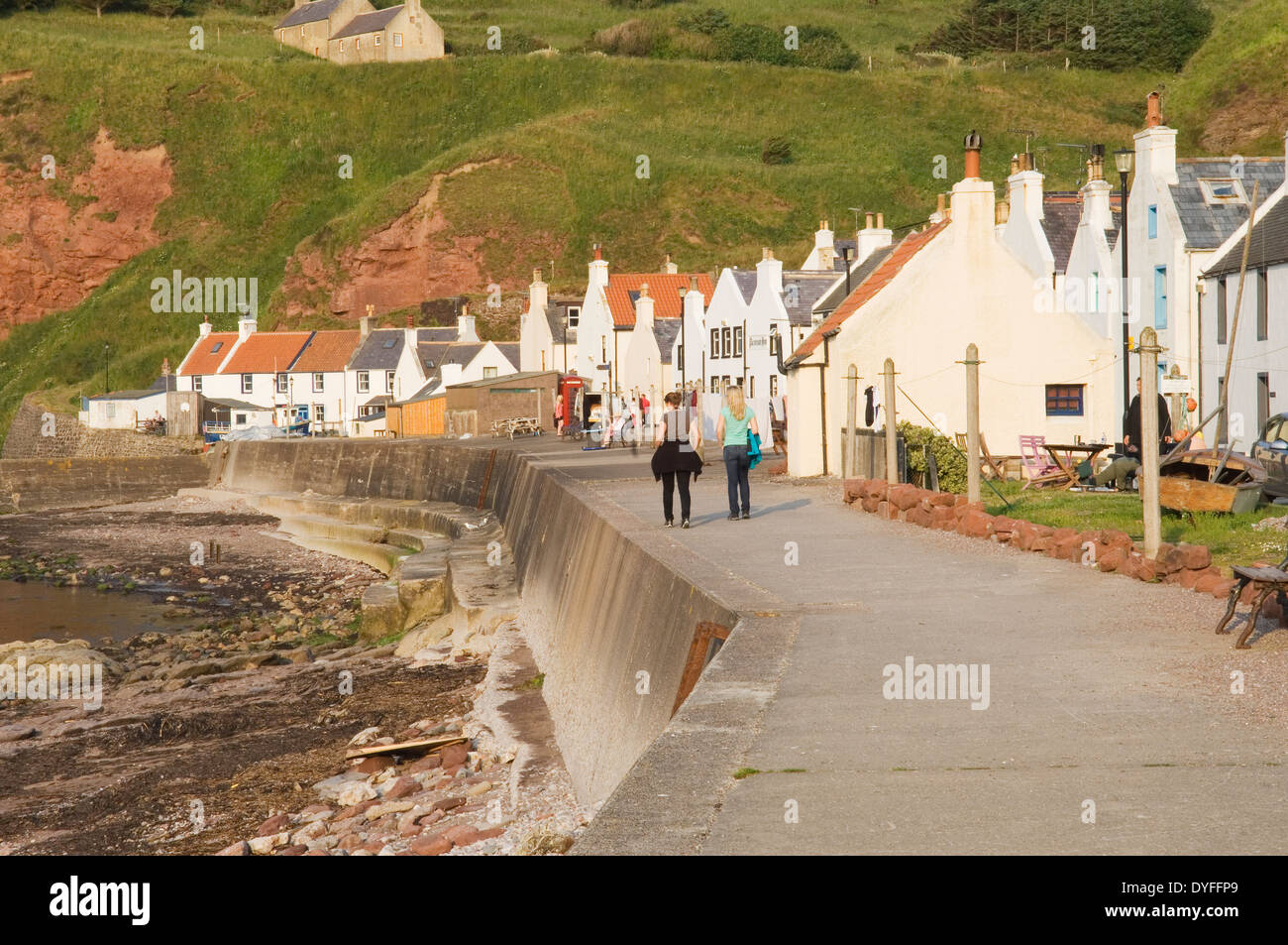 Il villaggio di Pennan nella luce della sera, Aberdeenshire, Scozia. Foto Stock