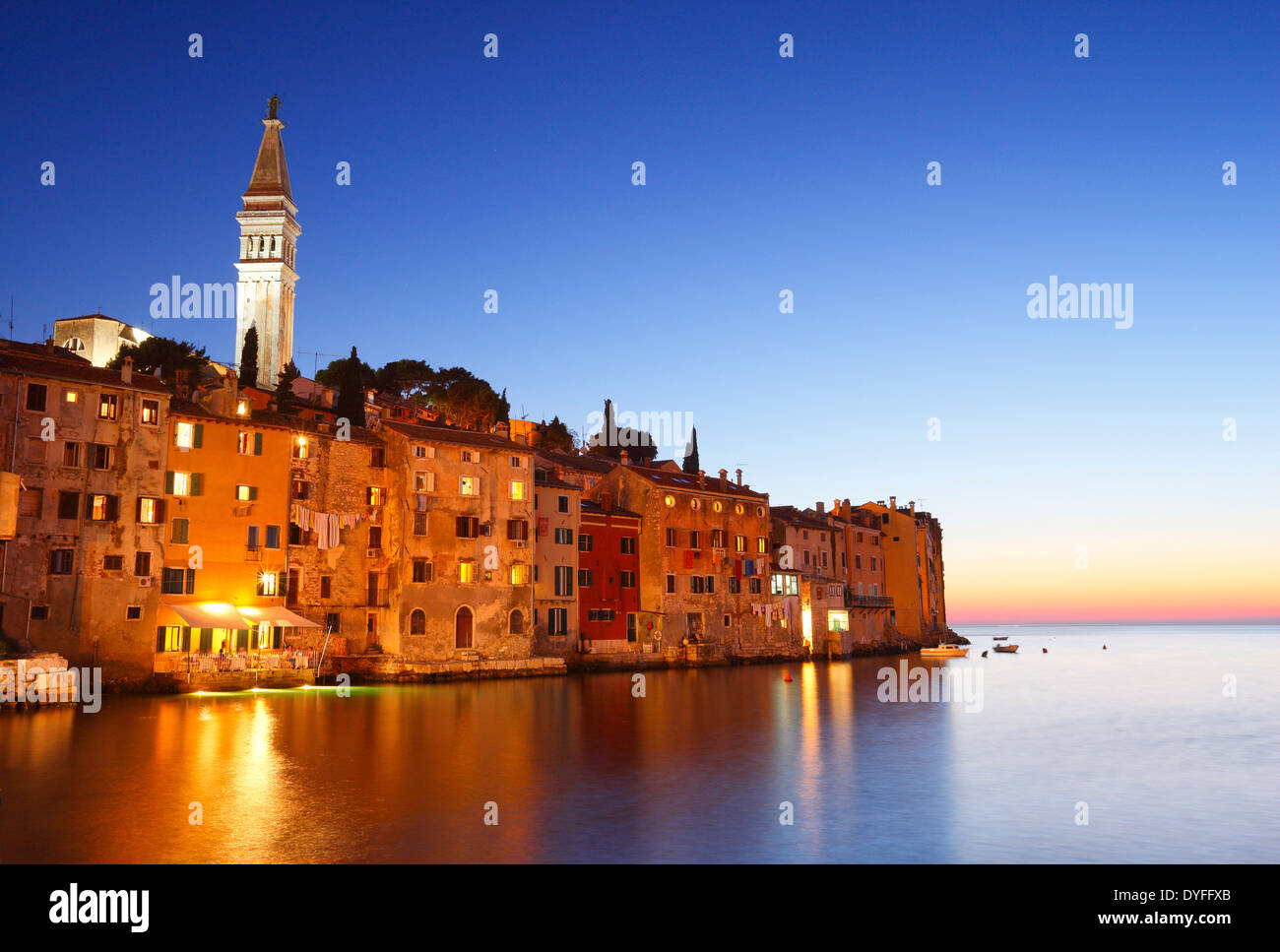 Rovigno città vecchia in Croazia al tramonto Foto Stock