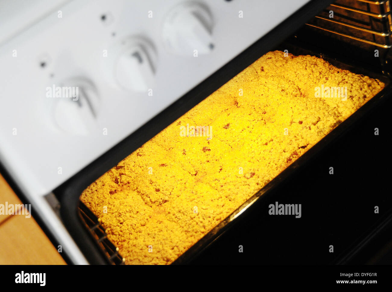 Aprire il forno con torte fresche, focus sulla torta. Foto Stock