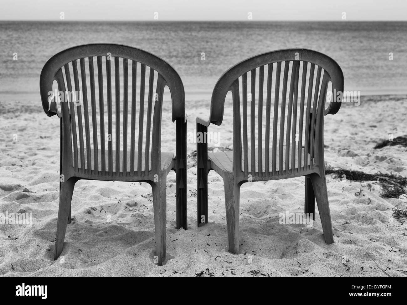 Due sedie guardando il Mar Baltico in Schleswig-Holstein, Germania Foto Stock