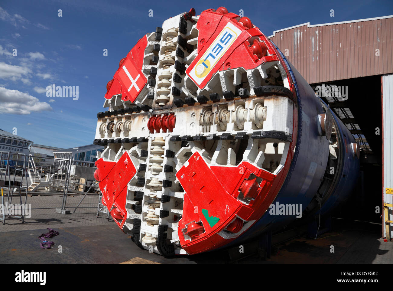 Copenaghen, Danimarca, 16 aprile 2014. La testa di taglio rotante sull'ultima delle quattro foratrici a tunnel giganti in fase di test finale prima di essere messe in servizio. Entro i prossimi quattro anni due nuove linee della metropolitana di Copenhagen formeranno un gigantesco anello attraverso le attuali linee della metropolitana e faranno una linea completamente nuova di 15,5 km. Quattro trivellatrici a tunnel o piuttosto 800 tonnellate pesanti e 100m lungo fabbriche giganti sotterraneo non solo tunnel i 15,5 km fino alla profondità di 40m , ma rimuovendo la scopa e creando un tunnel sigillato di cemento mentre vanno. Credito: Niels Quist/Alamy Foto Stock