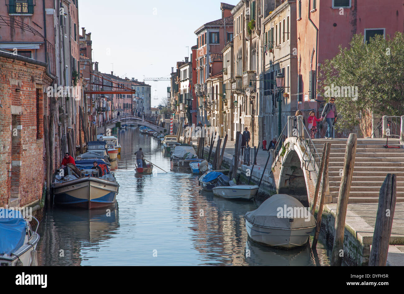Venezia, Italia - 13 Marzo 2014: Fondamneta Gasparo Contrarini street e canal Rio Madonna. Foto Stock