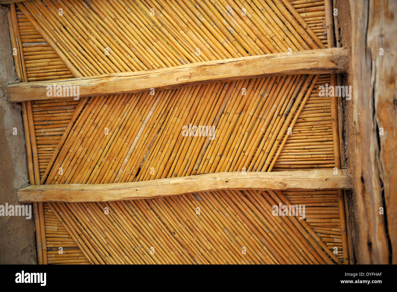Il bambù il soffitto con travi di legno. Contiene un adobe tetto piatto con la creta direttamente sul bambù, Marocco Foto Stock