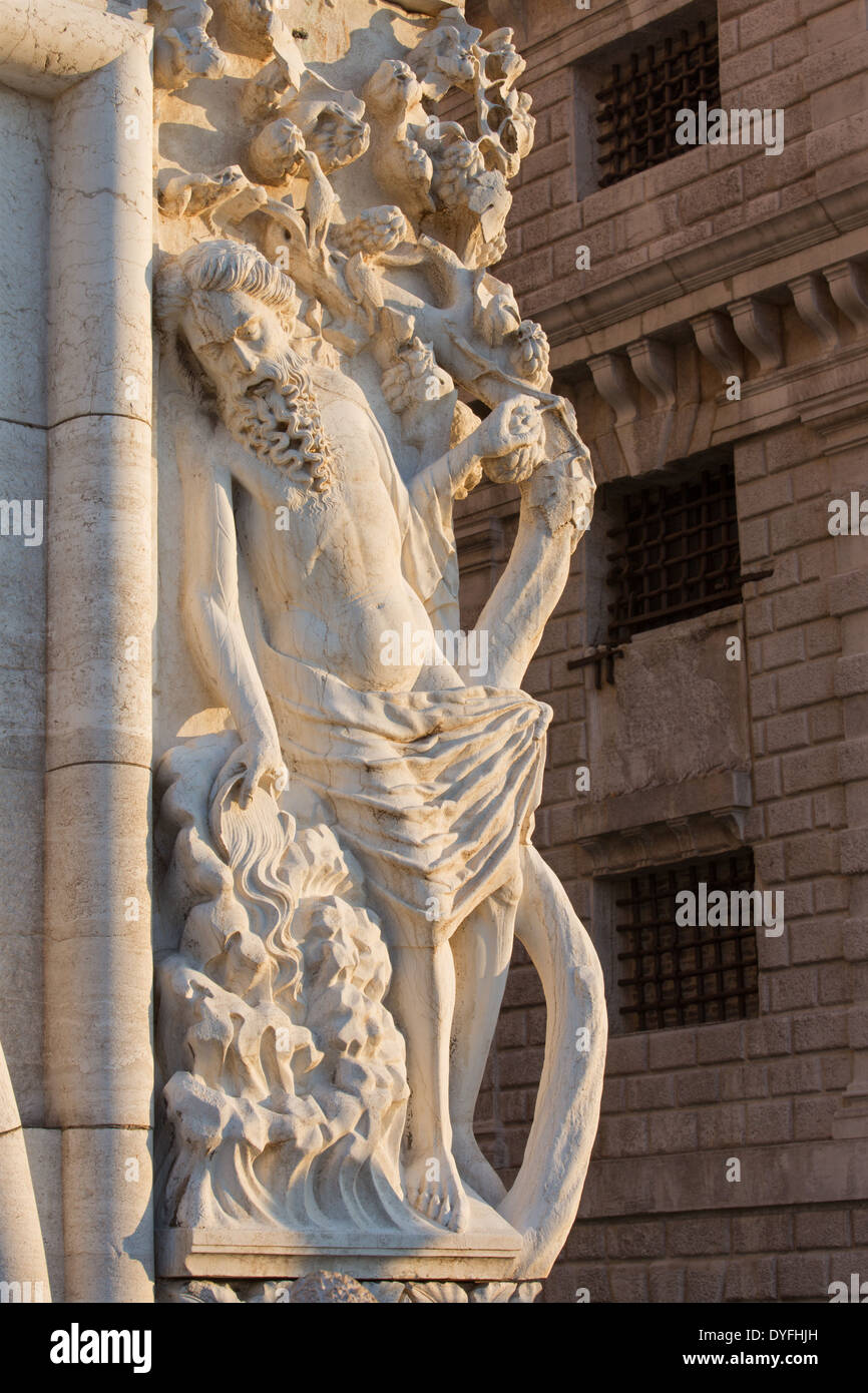 Venezia - scultura dalla facciata del Palazzo Ducale alla luce del mattino - Drunken Noè coperto da due dei suoi figli Foto Stock