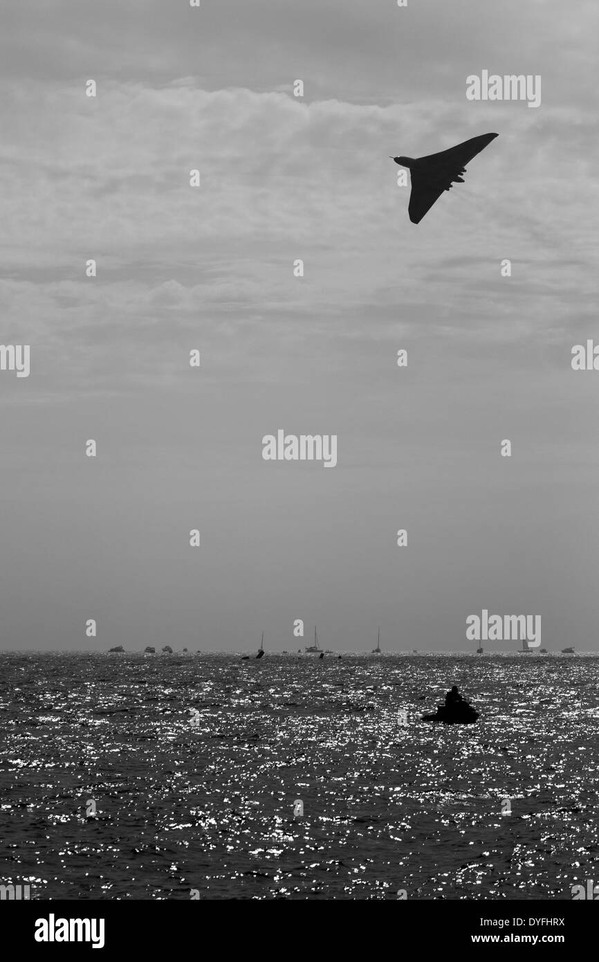 Flying Avro Vulcan bomber a Clacton airshow di agosto 2013 Foto Stock