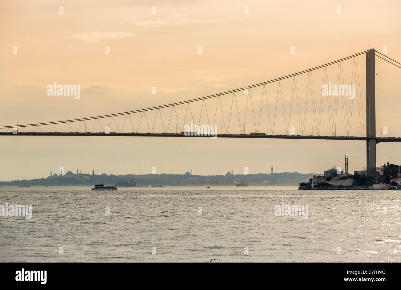 Il Ponte sul Bosforo guardando verso Sultanahmet e quartiere Eminonu, visto da una crociera sul Bosforo barca, Istanbul, Turchia Foto Stock