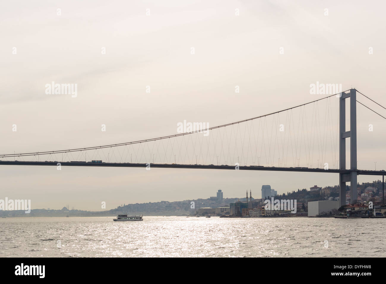 Il Ponte sul Bosforo guardando verso il Golden Horn, visto da una crociera sul Bosforo barca, Istanbul, Turchia Foto Stock