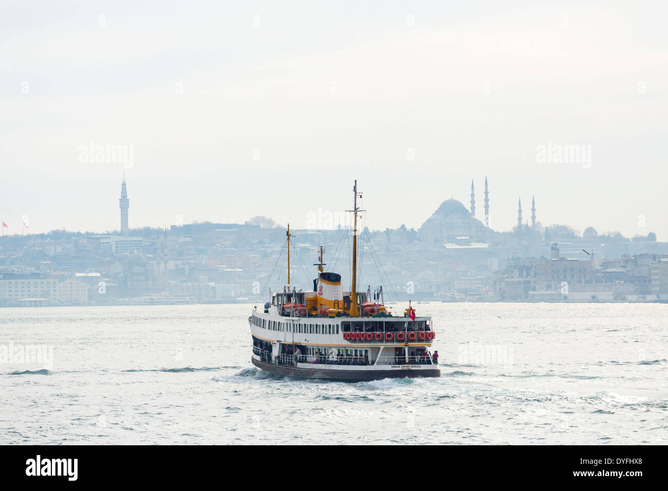 Barca o traghetto sul Bosforo la rubrica nel quartiere Eminonu, Istanbul, Turchia Foto Stock