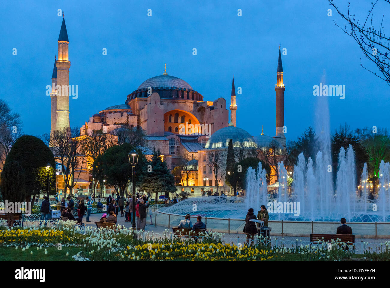 Hagia Sophia (Aya Sofya) da Sultanahmet Park al crepuscolo, quartiere di Sultanahmet, Istanbul, Turchia Foto Stock