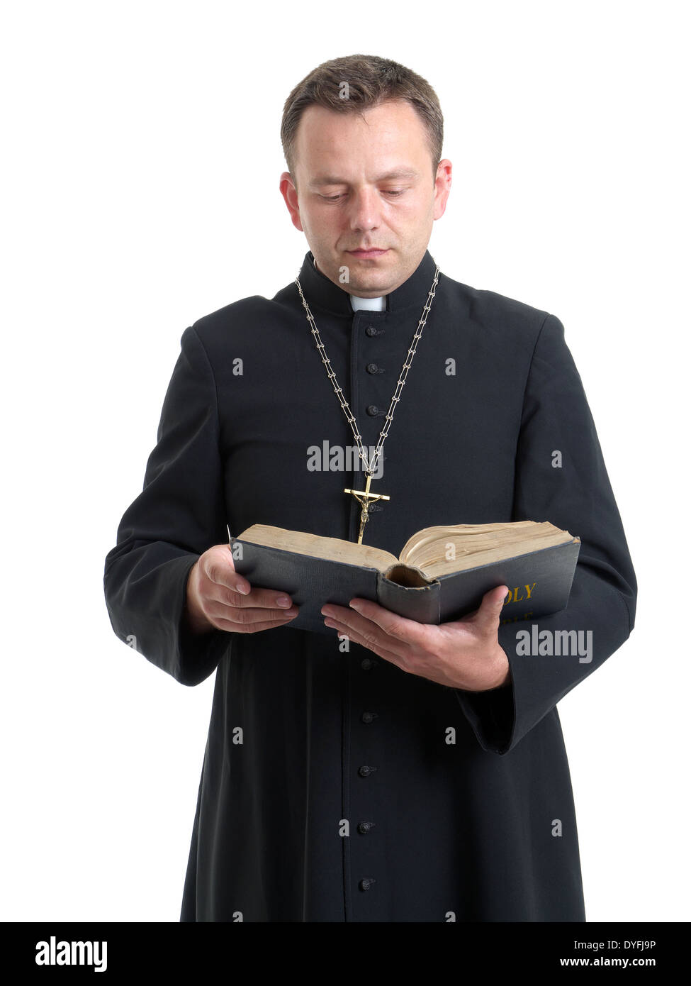 Sacerdote cattolico la lettura della Sacra Bibbia shot su bianco Foto Stock
