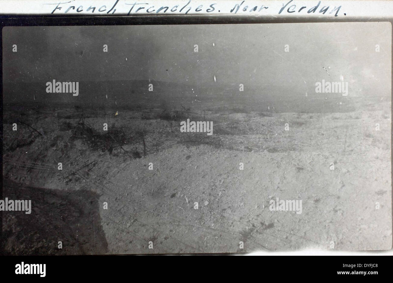Una fotografia storica delle trincee francesi nei pressi di Verdun, uno dei più famigerati campi di battaglia della prima guerra mondiale. L'immagine cattura le dure condizioni che i soldati hanno affrontato durante il prolungato conflitto, con le trincee che giocano un ruolo centrale nelle battaglie sul fronte occidentale tra le forze alleate e tedesche. Foto Stock