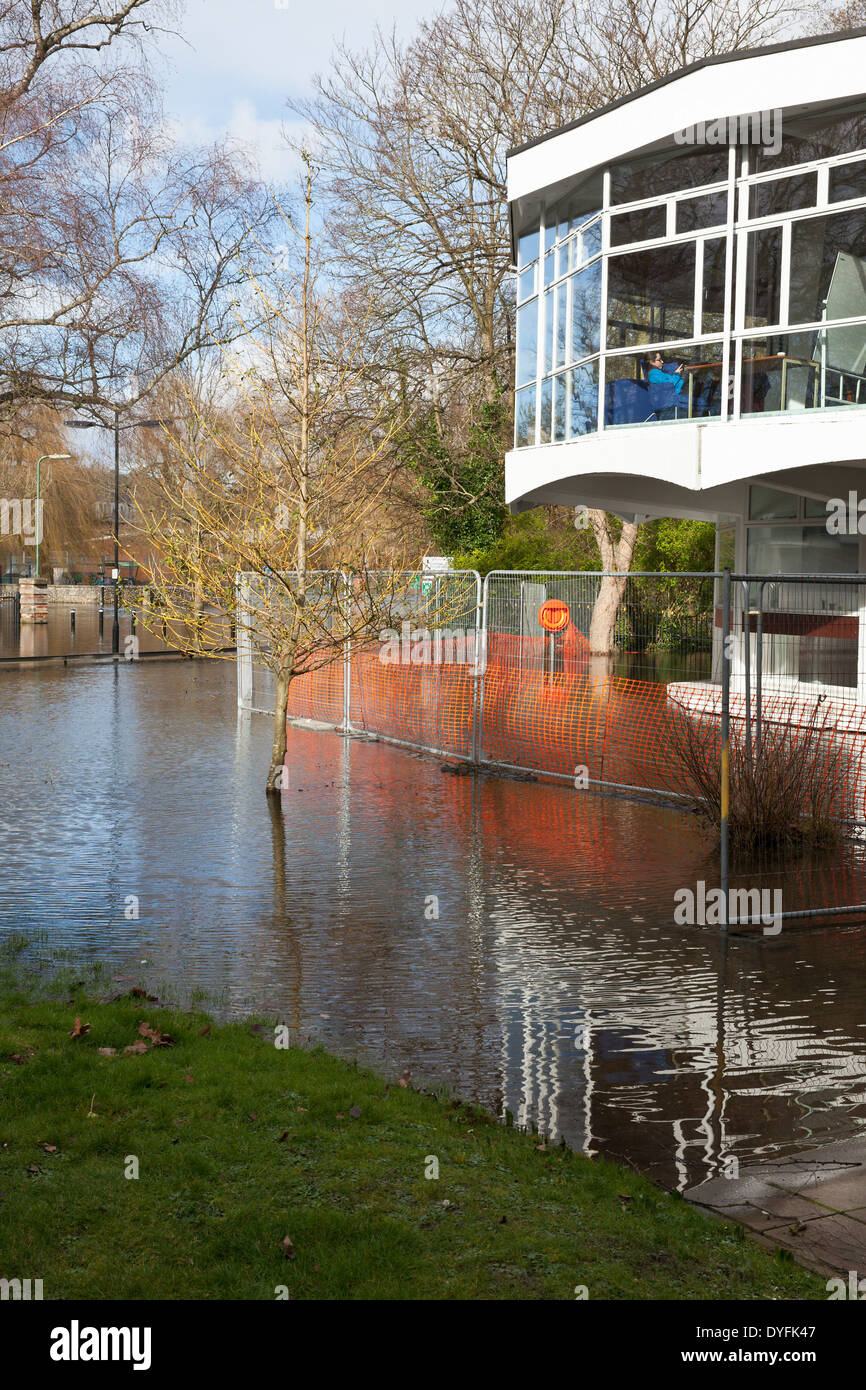 Il fiume inondato Itchen a Park Avenue e Winchester School of Art, Hampshire, Inghilterra, Regno Unito. Le inondazioni stanno diventando sempre più frequenti con il cambiamento climatico. Foto Stock