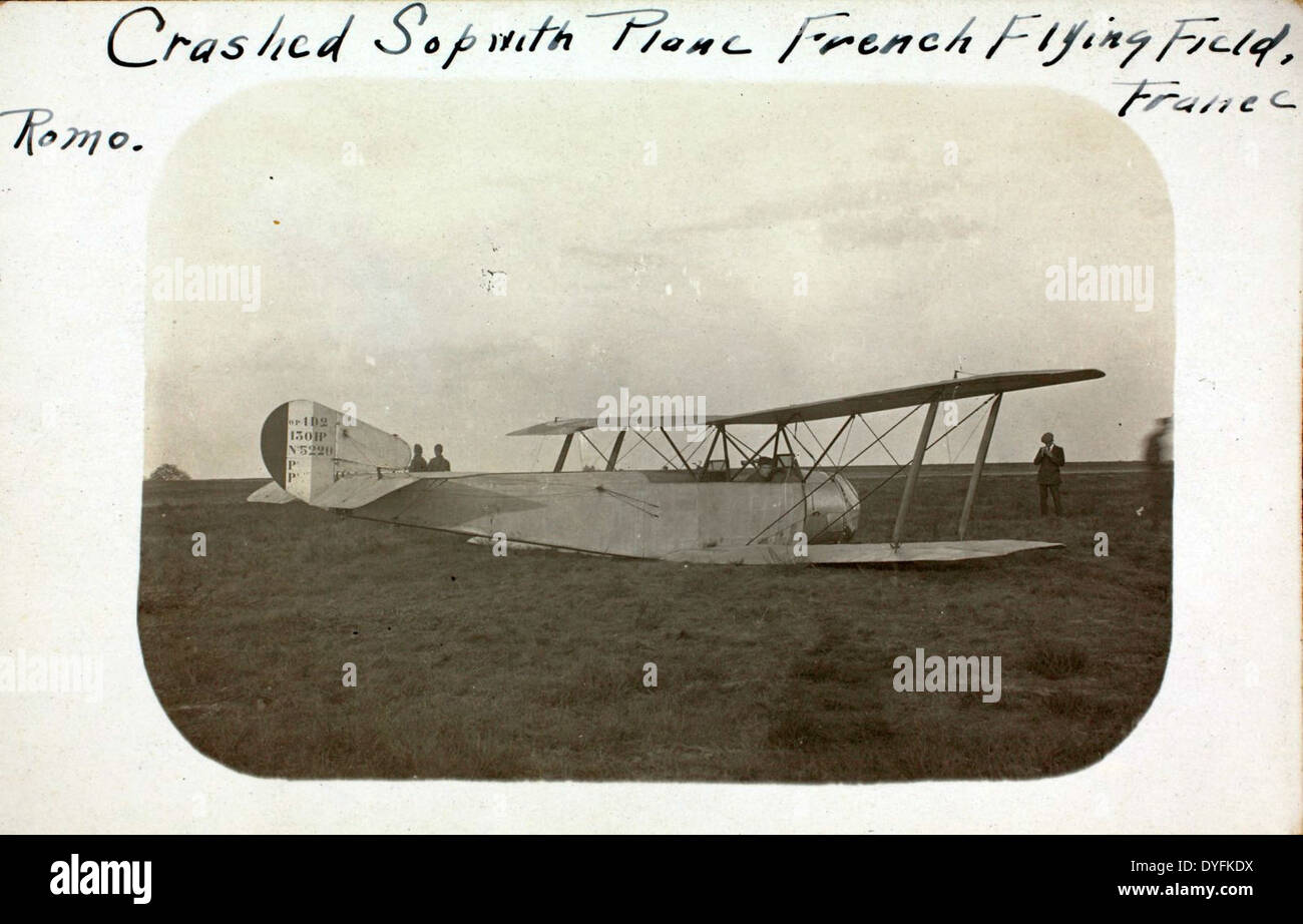 Un aereo Sopwith, parte del primo sforzo di aviazione militare britannico, fu coinvolto in un incidente, che era un evento comune nei primi giorni di volo. Questi aerei furono utilizzati ampiamente durante la prima guerra mondiale Foto Stock