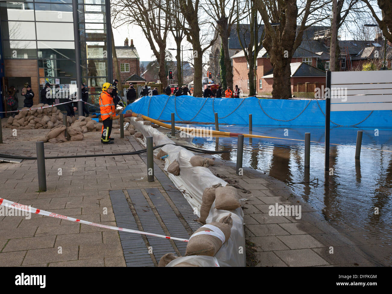 Il fiume inondato Itchen a Park Avenue e Winchester School of Art, Hampshire, Inghilterra, Regno Unito. Le inondazioni stanno diventando sempre più frequenti con il cambiamento climatico. Foto Stock