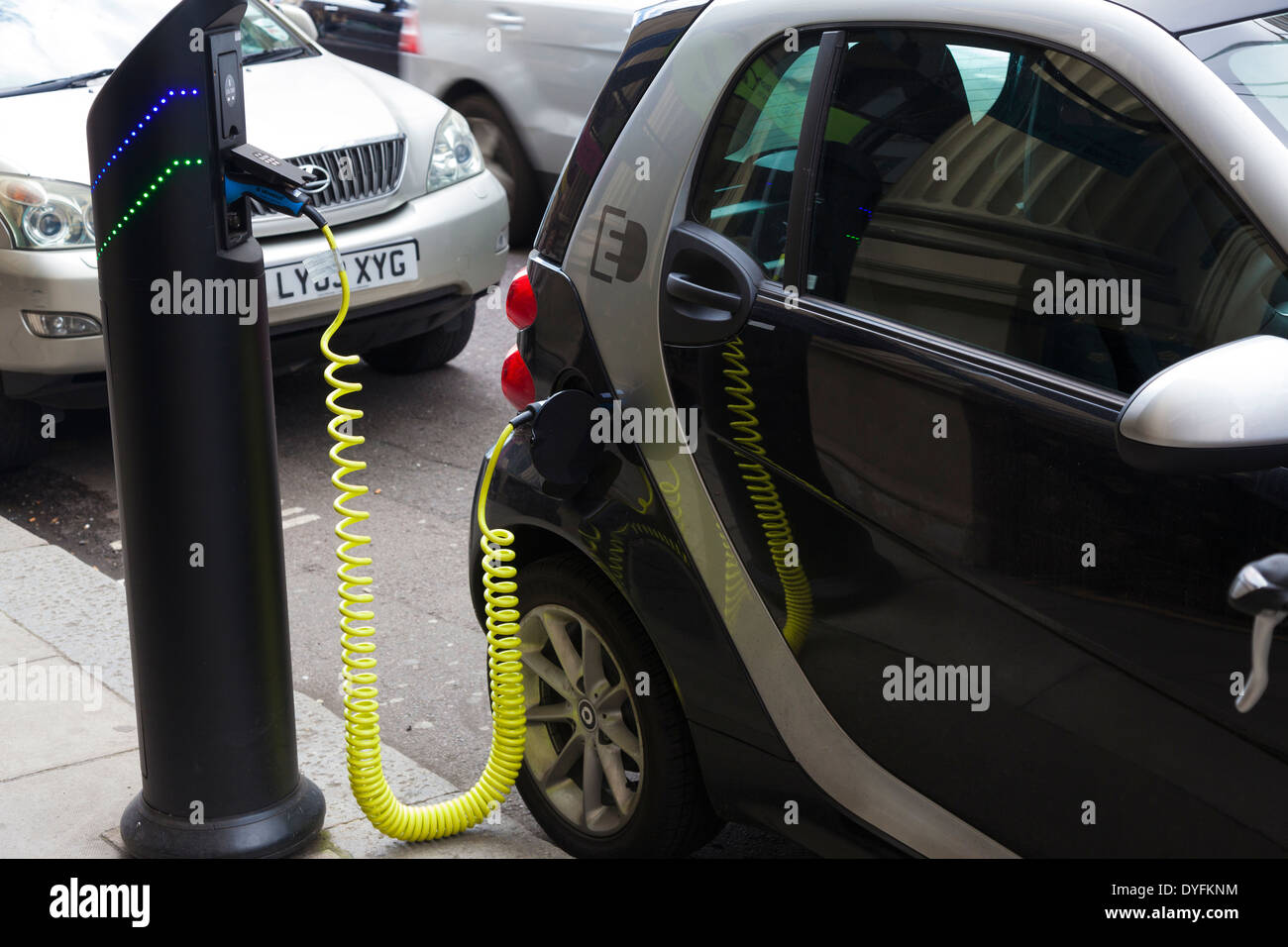 Elettrico Smart Auto sulla carica a carica stradale punto, London, Regno Unito Foto Stock
