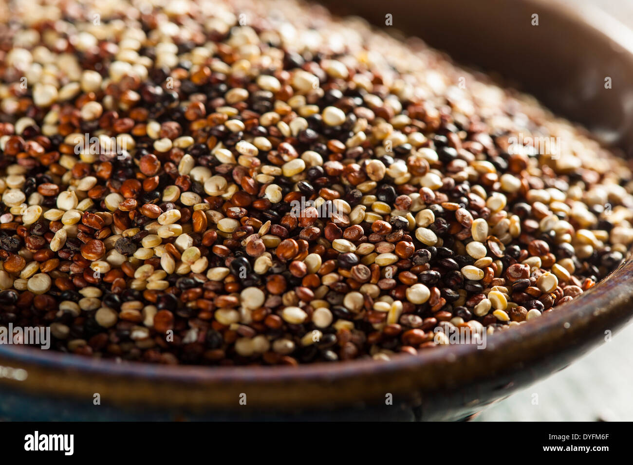 Organico grezzo colorato la quinoa in una ciotola Foto Stock