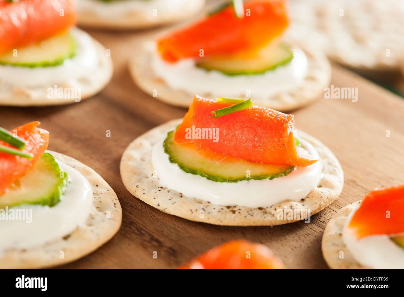 Salmone e Cracker hor d'oeuvres con erba cipollina e panna acida Foto Stock