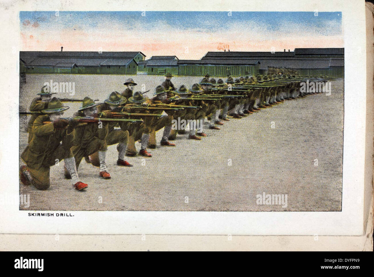 Un'esercitazione di schermaglia si riferisce a un'esercitazione militare che coinvolge piccole unità impegnate in addestramento al combattimento o in battaglia simulata. Questi esercizi aiutano a migliorare il coordinamento, le tattiche e la prontezza al combattimento. Foto Stock