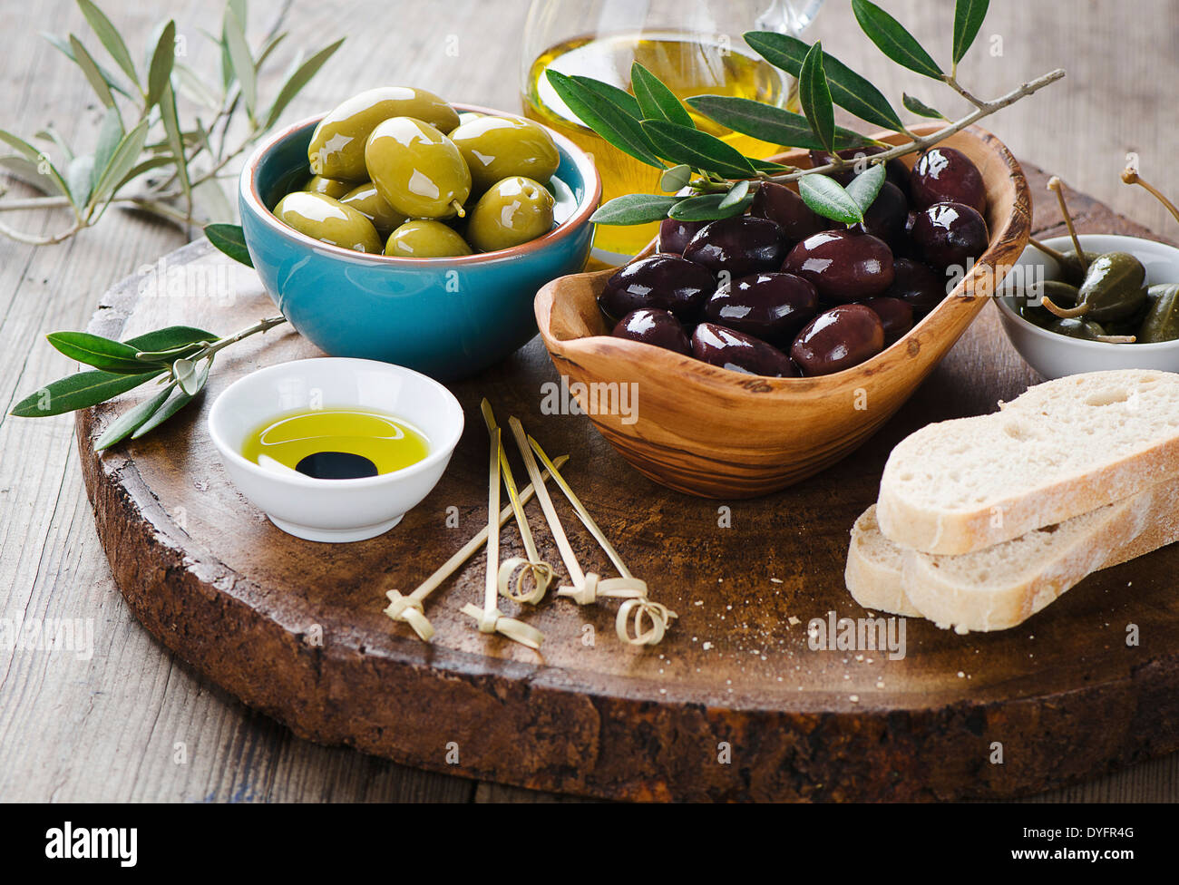 Olive fresche e olio di oliva platter Foto Stock