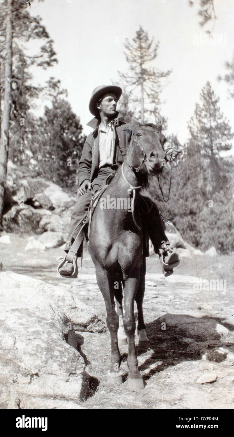 Questa immagine tratta dall'album di Frank Clarke mostra l'audace barnstormer che esegue acrobazie al Chaplin Field. Clarke, noto per il suo volo acrobatico, divenne una figura di spicco nei primi film di Hollywood con sequenze aeree e spettacoli diabolici. Foto Stock