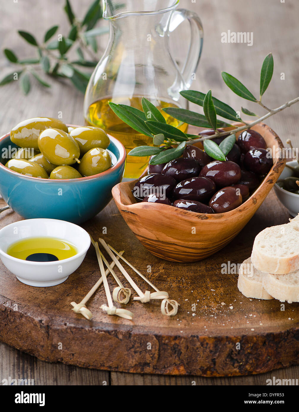 Olive fresche e olio di oliva platter Foto Stock