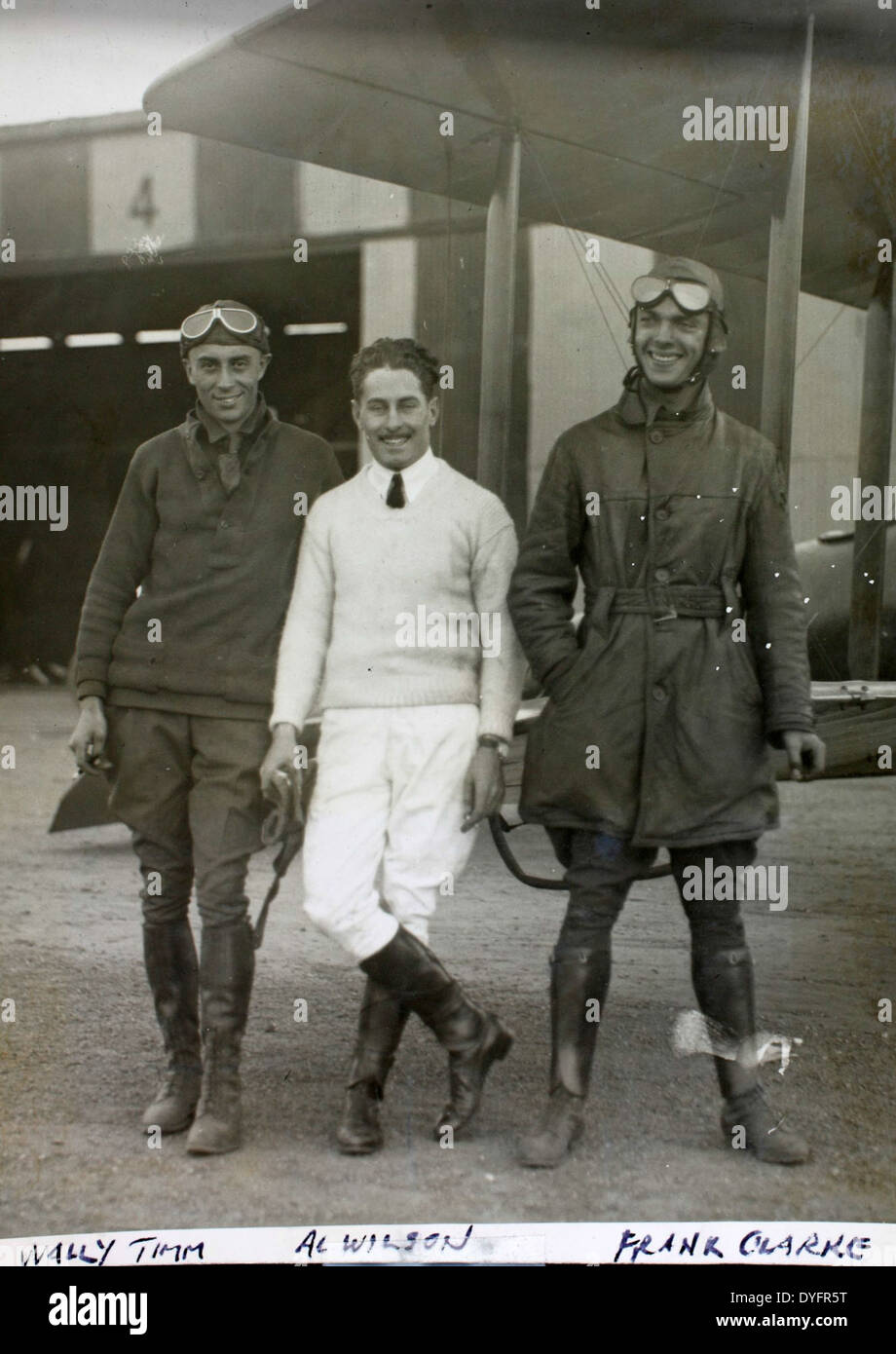 L'AL11 Frank Clarke album cattura i momenti della carriera di Frank Clarke, un famoso barnstormer e pilota di stunt. Clarke era famoso per i suoi audaci trucchi aerei e le sue esibizioni al Chaplin Field. Le sue imprese nel volo acrobatico hanno contribuito ai primi giorni dell'intrattenimento aereo, con il suo lavoro che ha influenzato i film di Hollywood e l'eredità culturale pop dell'aviazione. Foto Stock
