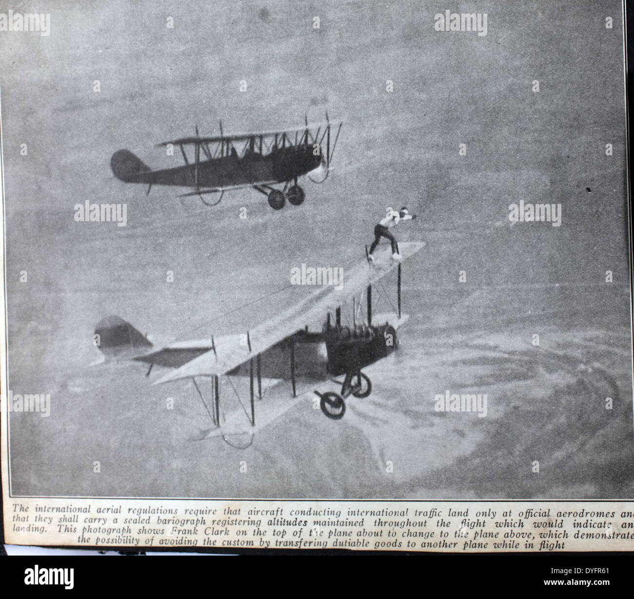 Questa immagine mostra Frank Clarke, un noto barnstormer e pilota di acrobazie, che si esibisce di fronte alla folla al Chaplin Field. Le audaci acrobazie di Clarke negli anni '1920 hanno contribuito a rendere popolare il barnstorming come forma di intrattenimento e hanno contribuito alla storia iniziale dell'aviazione a Hollywood. Foto Stock