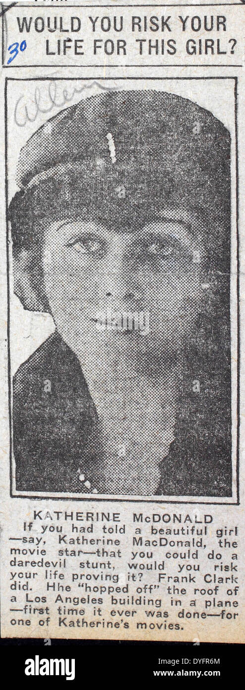 Questa foto dell'album di Frank Clarke lo mostra mentre esegue un volo acrobatico al Chaplin Field. Clarke era un famoso barnstormer e un pilota diabolico, spesso visto nei film di Hollywood durante l'età d'oro dell'aviazione. Conosciuto per le sue esibizioni acrobatiche, Clarke ha affascinato il pubblico con le sue audaci acrobazie. Chaplin Field, un luogo popolare per le mostre aeree, ha fatto da sfondo a molte delle sue esibizioni. Foto Stock