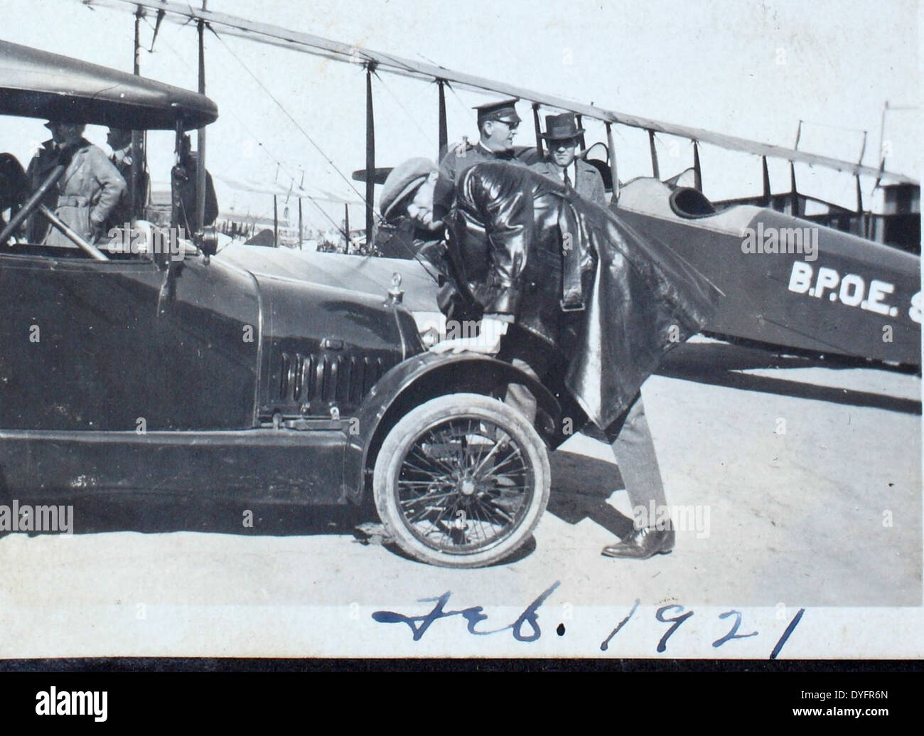 Questa foto tratta dall'album di Frank Clarke mostra il famoso barnstormer e volantino acrobatico, Frank Clarke, che si esibisce al Chaplin Field. Clarke, un aviatore diabolico, era famoso per le sue esibizioni di volo acrobatico e per i contributi ai film di Hollywood con acrobazie dell'aviazione. Foto Stock