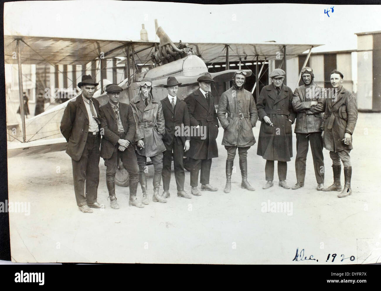 Questa foto tratta dall'album di Frank Clarke cattura lo spirito audace di barnstormer Frank Clarke, noto per il suo volo acrobatico al Chaplin Field. La sua carriera ha esemplificato la natura eccitante dei primi pionieri dell'aviazione e le loro esibizioni alle fiere aeree. Foto Stock