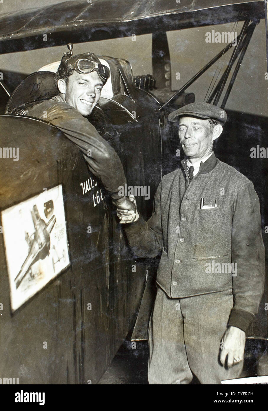 Frank Clarke, un barnstormer e un pilota diabolico, viene catturato in questa foto eseguendo acrobazie al Chaplin Field. Conosciuto per le sue acrobazie aeree, Clarke fece anche apparizioni nei film di Hollywood durante i primi giorni dell'aviazione. Foto Stock