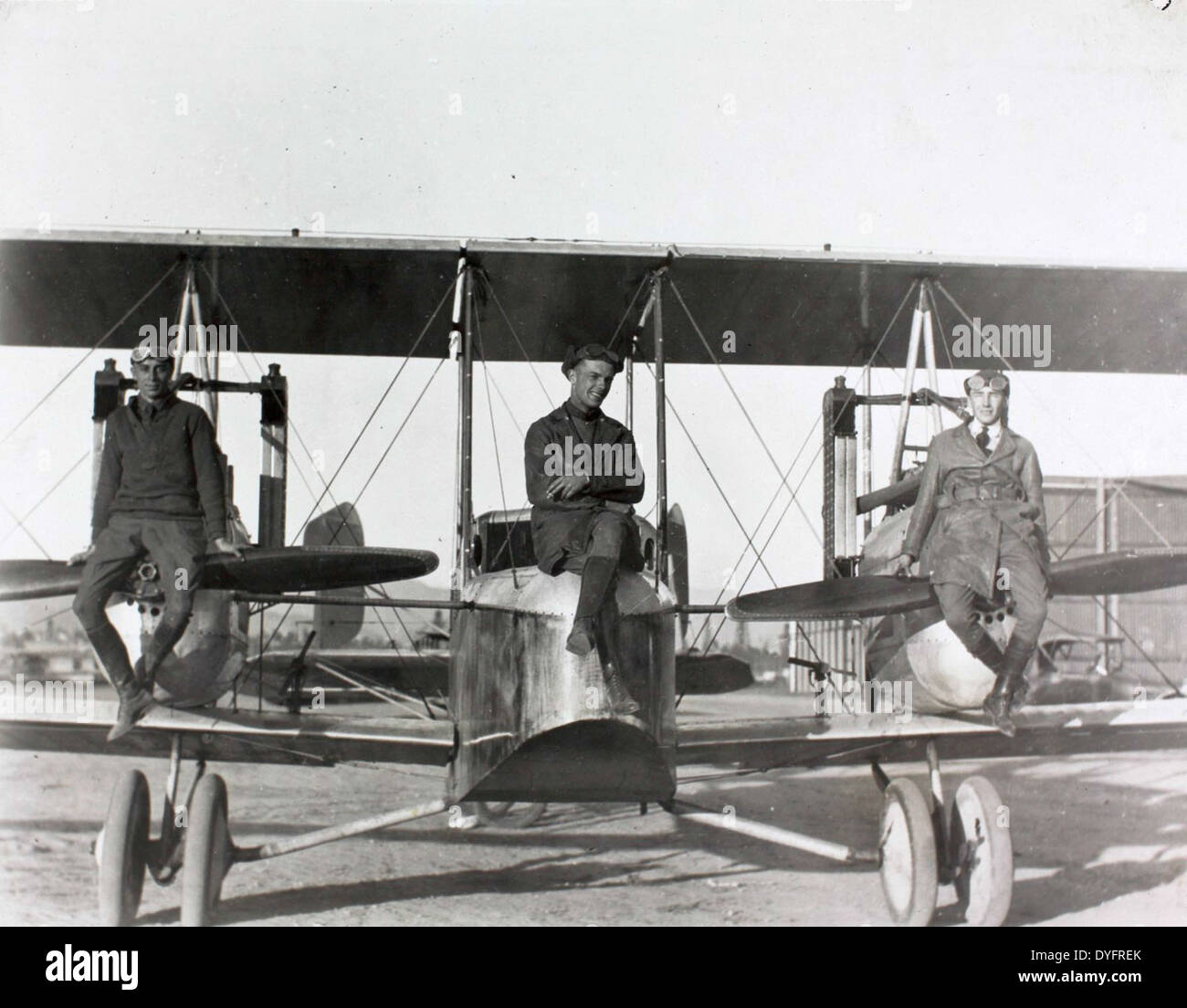 Frank Clarke, un famoso flyer acrobatico e barnstormer, è presente in questa immagine scattata al Chaplin Field. Clarke era noto per le sue audaci manovre aeree e per il lavoro nei film di Hollywood all'inizio del XX secolo. Foto Stock