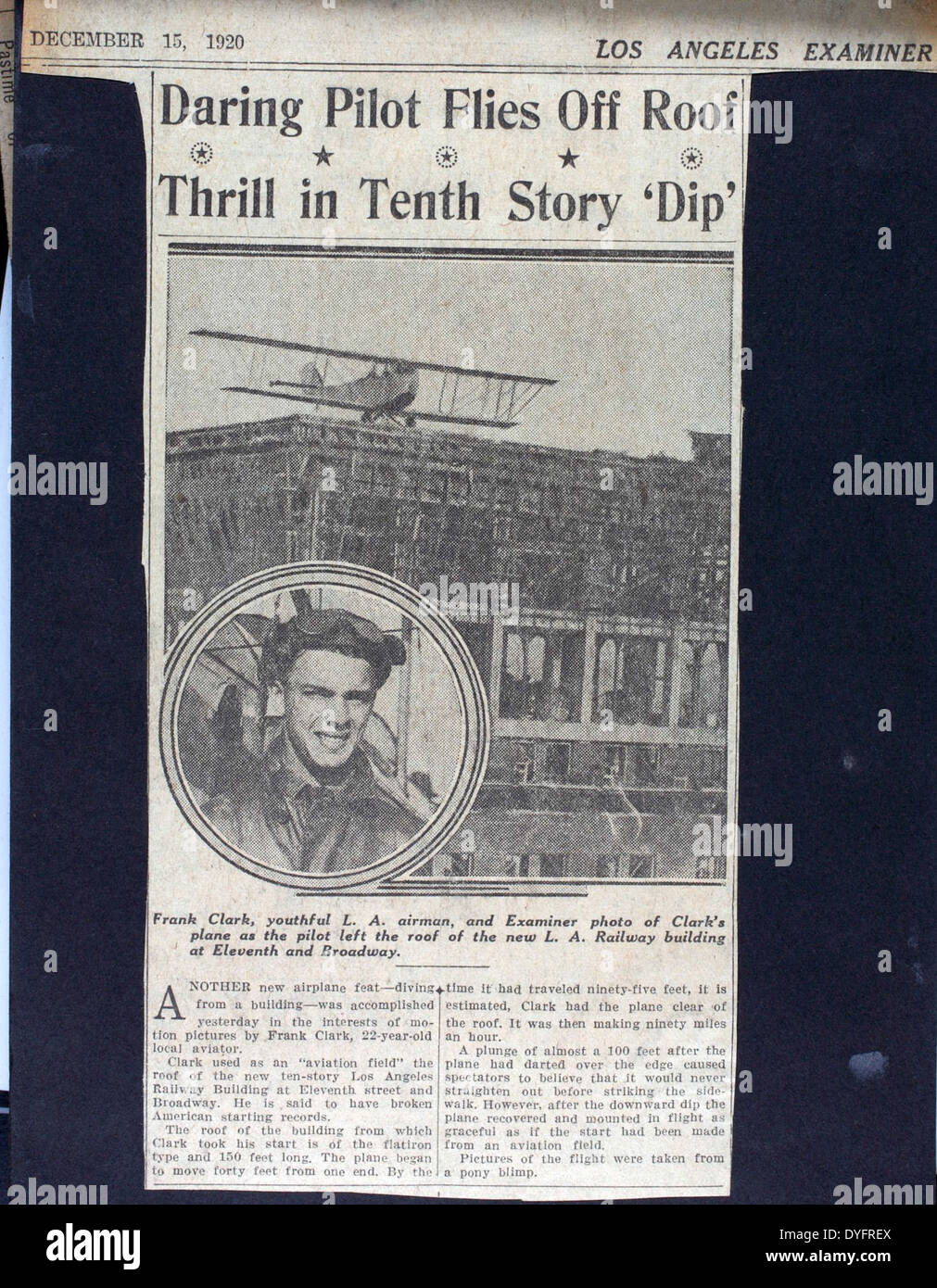 Questa immagine cattura Frank Clarke, un famoso barnstormer e pilota di acrobazie, che esegue audaci imprese aeree al Chaplin Field. Conosciuto per il suo volo acrobatico, Clarke fu un pioniere delle acrobazie aeree di Hollywood e contribuì in modo significativo ai primi giorni dell'intrattenimento aereo. Foto Stock