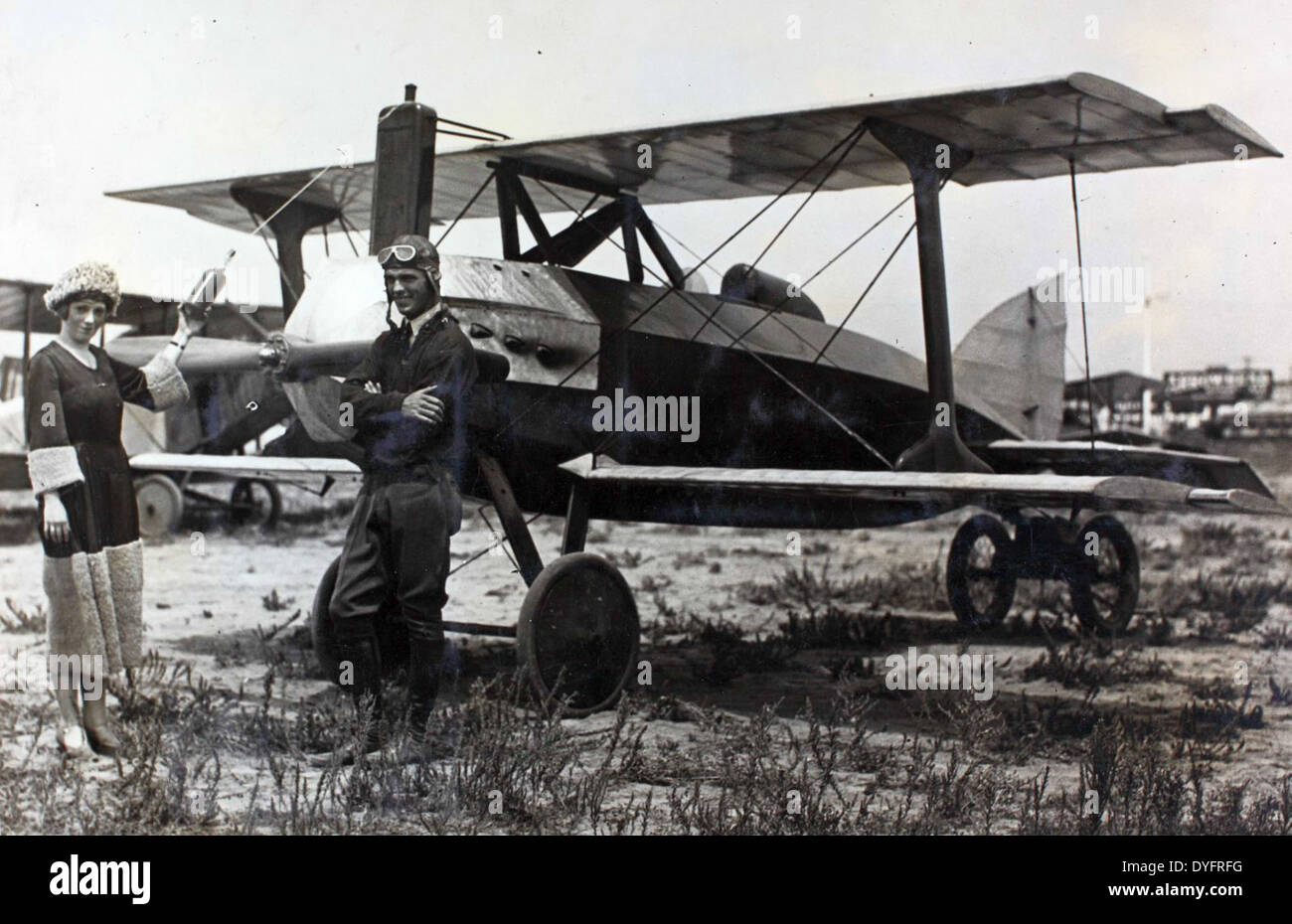 Questa immagine tratta dall'album di Frank Clarke cattura l'azione del volo acrobatico al Chaplin Field, dove il famoso barnstormer Frank Clarke ha eseguito audaci acrobazie acrobatiche. Chaplin Field era noto per ospitare varie mostre aeree e fornire una piattaforma per i piloti di acrobazie per mostrare le loro abilità. Clarke era una figura ben nota nei primi giorni dell'aviazione, guadagnando fama per le sue esilaranti esibizioni. Foto Stock