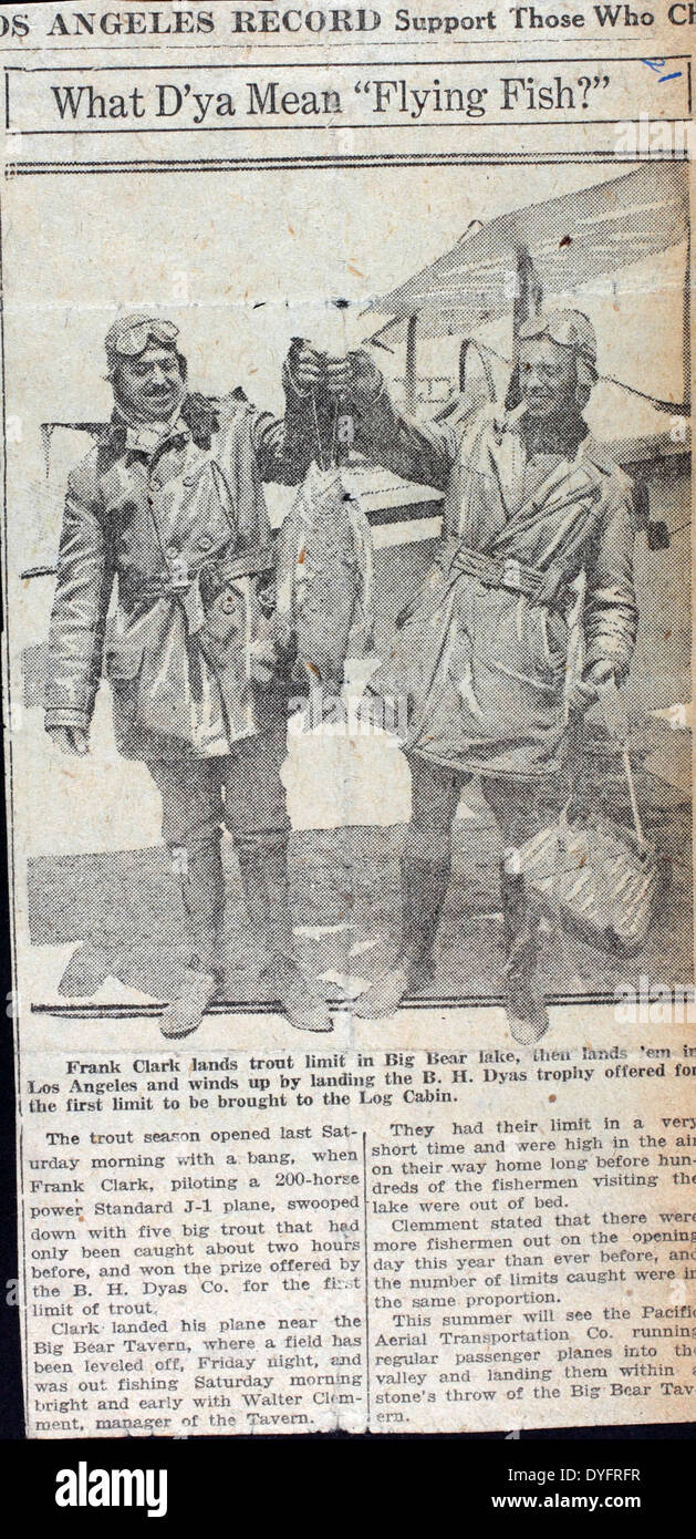 Questa immagine tratta dall'album Frank Clarke cattura il famoso barnstormer e pilota di stunt Frank Clarke che si esibisce al Chaplin Field. Clarke era noto per il suo diabolico volo acrobatico, che era una parte significativa della cultura del barnstorming nei primi giorni dell'aviazione. Foto Stock