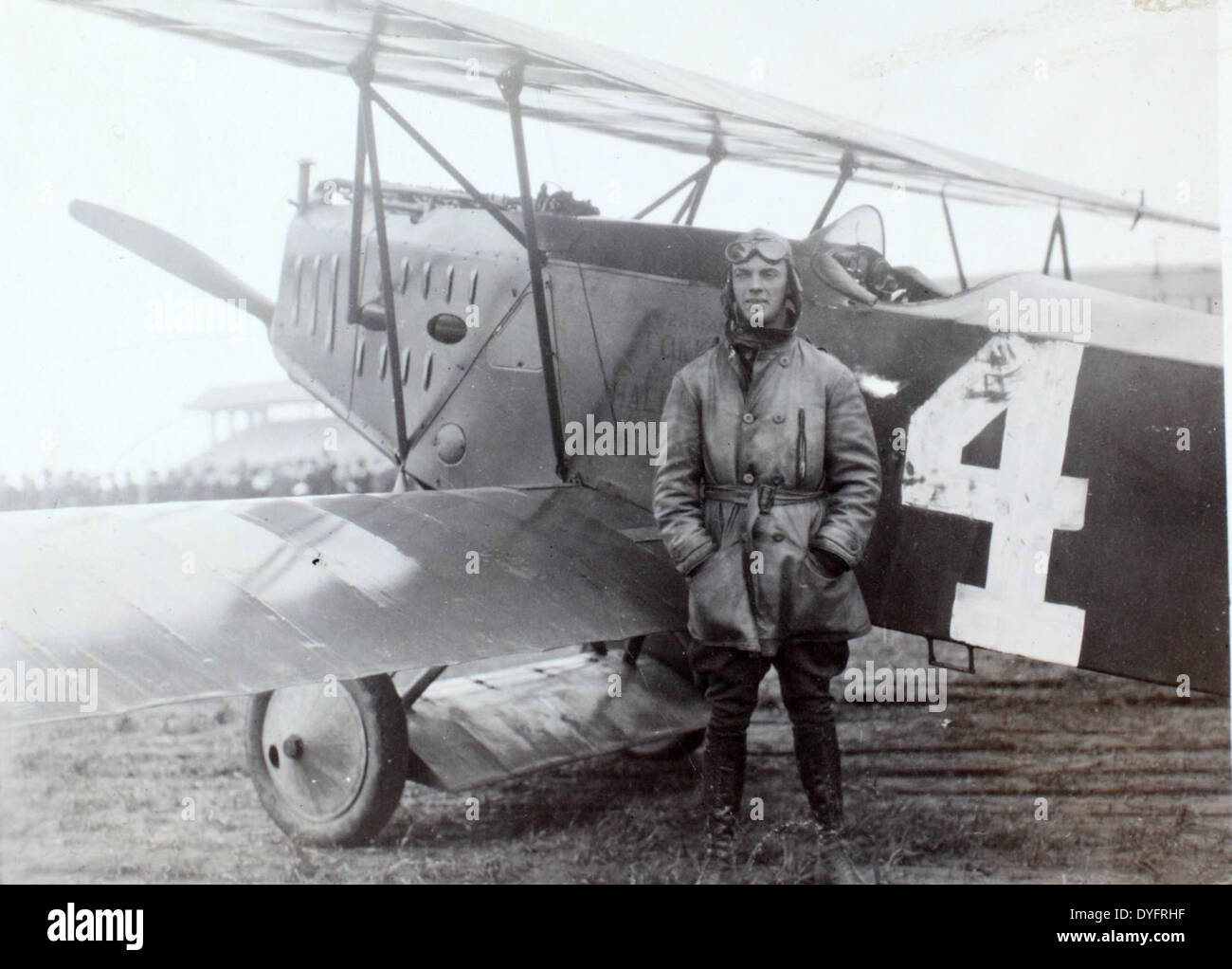 Questa foto mostra Frank Clarke, un famoso barnstormer e pilota di acrobazie, che esegue audaci acrobazie aeree al Chaplin Field. La carriera di Clarke come volantino acrobatico nei film di Hollywood lo ha reso una figura ben nota nella storia dell'aviazione. Foto Stock