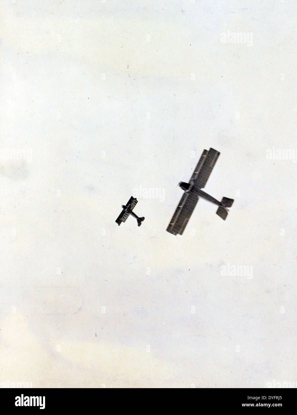 Questa immagine tratta dall'album di Frank Clarke cattura un momento audace di acrobazie al Chaplin Field. Clarke, un barnstormer noto per i suoi trucchi aerei, era una figura iconica nei primi giorni dell'aviazione e del volo acrobatico. Foto Stock