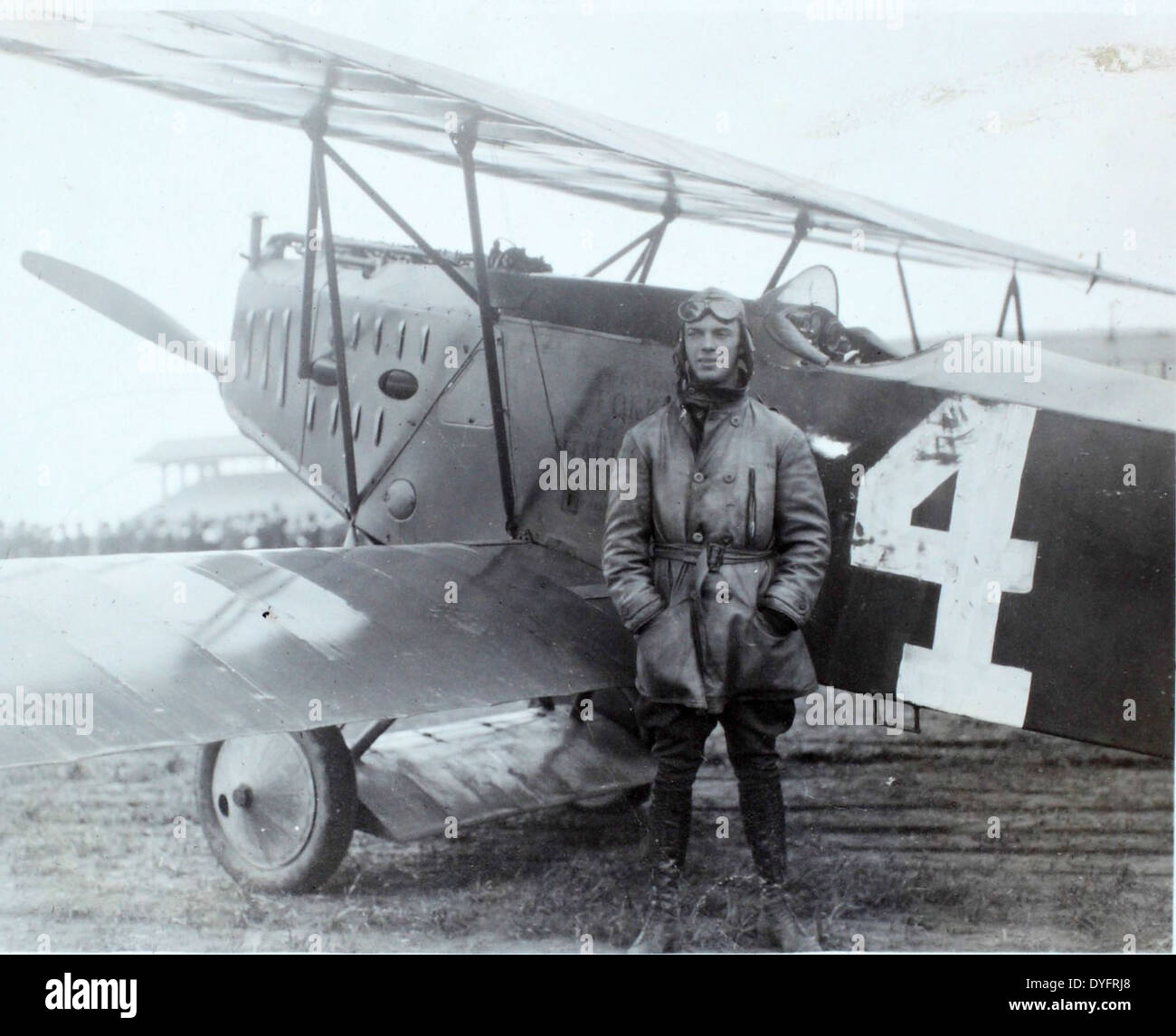 Questa immagine raffigura Frank Clarke, un leggendario barnstormer conosciuto per la sua audace acrobazia che vola al Chaplin Field. Clarke fu una figura di spicco nell'aviazione dei primi anni del XX secolo, eseguendo acrobazie che catturarono il pubblico in tutta l'America. Foto Stock