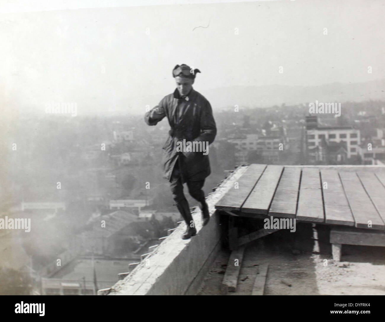 Questa foto tratta dall'album di Frank Clarke cattura la sua audace acrobazia al Chaplin Field, dove Clarke, un rinomato barnstormer, eseguì manovre aeree che sfidano la morte e influenzò la rappresentazione dell'aviazione di Hollywood. Foto Stock