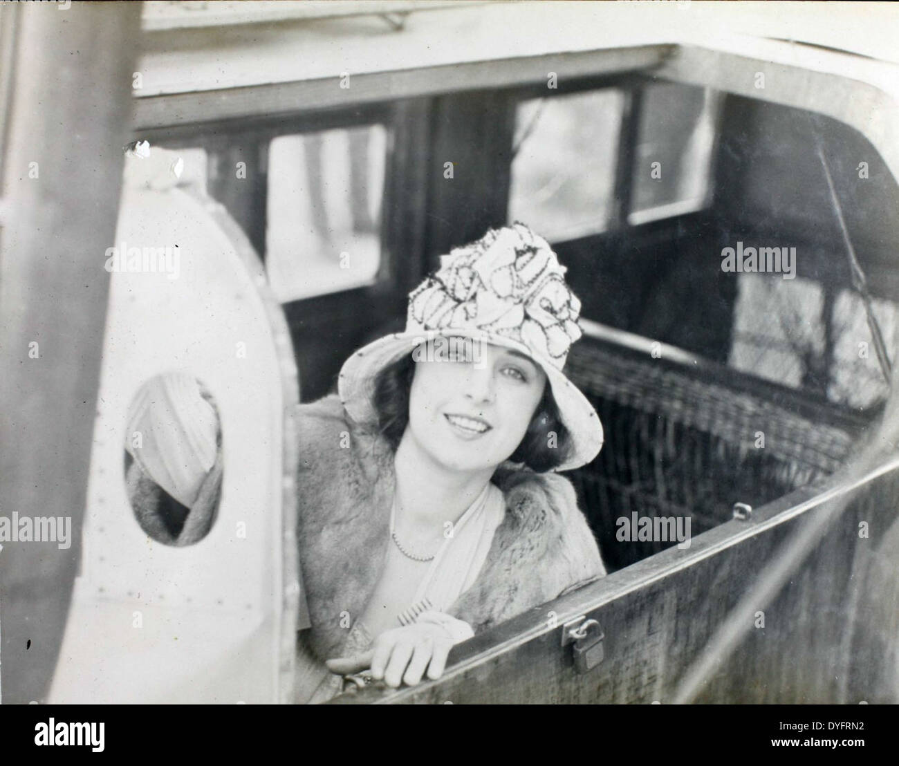 Questa foto dell'album di Frank Clarke cattura una strabiliante esibizione al Chaplin Field. Clarke, noto per il suo audace volo acrobatico, divenne una figura notevole nei primi film dell'aviazione di Hollywood. Foto Stock