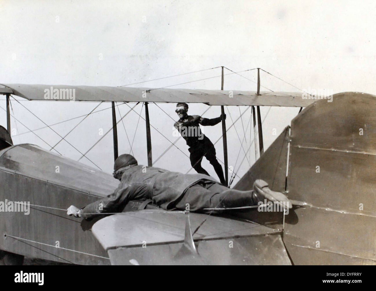 Frank Clarke, un famoso pilota di barnstormer e daredevil, è presente nell'album AL11 con immagini scattate al Chaplin Field. Clarke era noto per il suo volo acrobatico e per i suoi contributi ai primi film dell'aviazione di Hollywood. Foto Stock