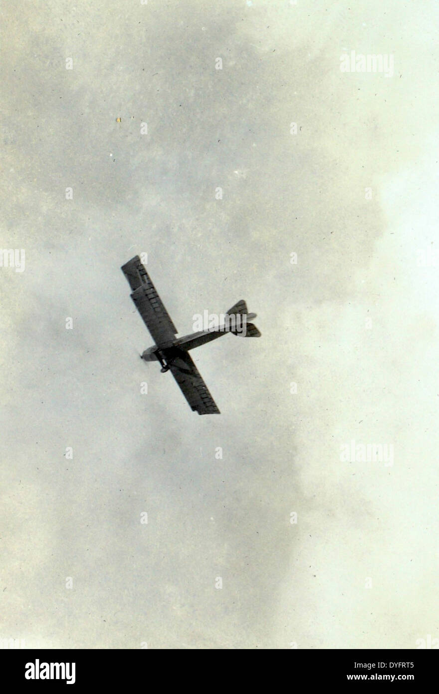 Questa immagine cattura Frank Clarke, un leggendario barnstormer e pilota di acrobazie, che si esibisce al Chaplin Field. Le sue audaci acrobazie divennero un segno distintivo della prima aviazione, con apparizioni notevoli nei film di Hollywood. Foto Stock