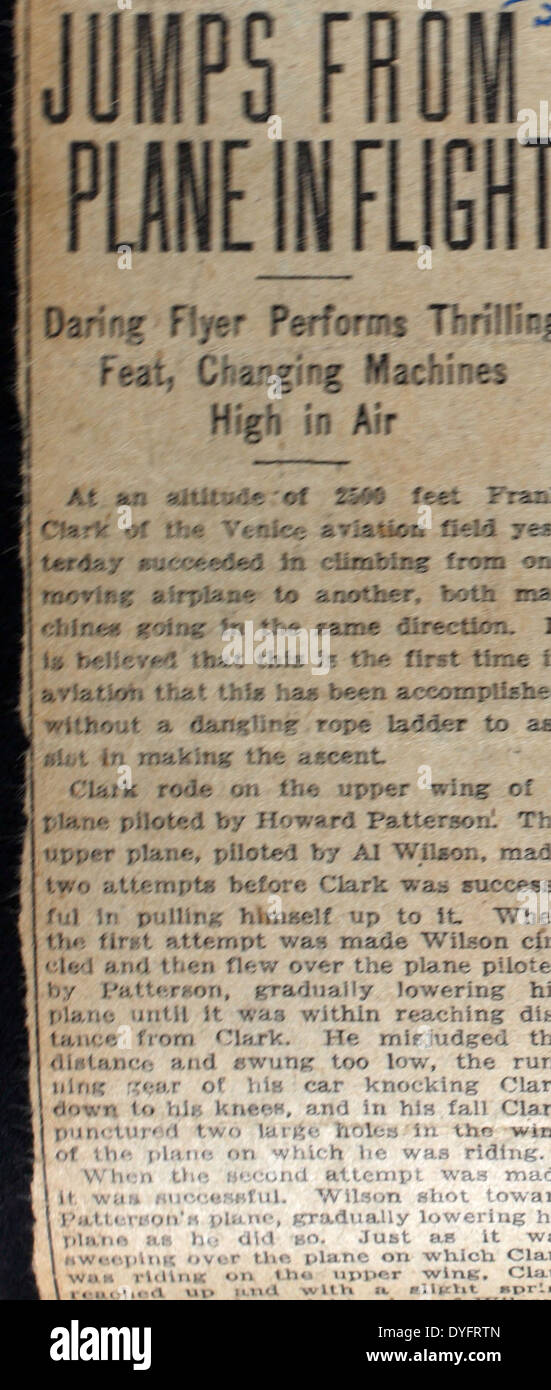 Questa foto mostra Frank Clarke, un famoso barnstormer e volantino acrobatico, che si esibisce al Chaplin Field. Clarke era noto per le sue audaci acrobazie aeree e giocò un ruolo chiave nella divulgazione del volo acrobatico durante l'inizio del XX secolo. Foto Stock