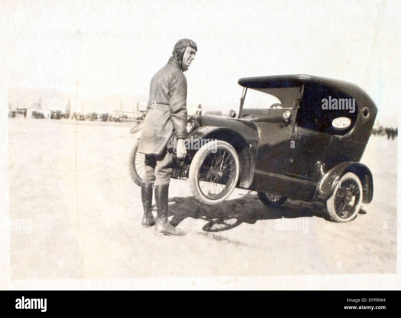 Frank Clarke, un famoso barnstormer e volantino acrobatico, viene catturato in questa storica immagine di Chaplin Field. Conosciuto per le sue audaci acrobazie, Clarke fu una figura influente nell'aviazione e nel volo acrobatico di Hollywood. Foto Stock