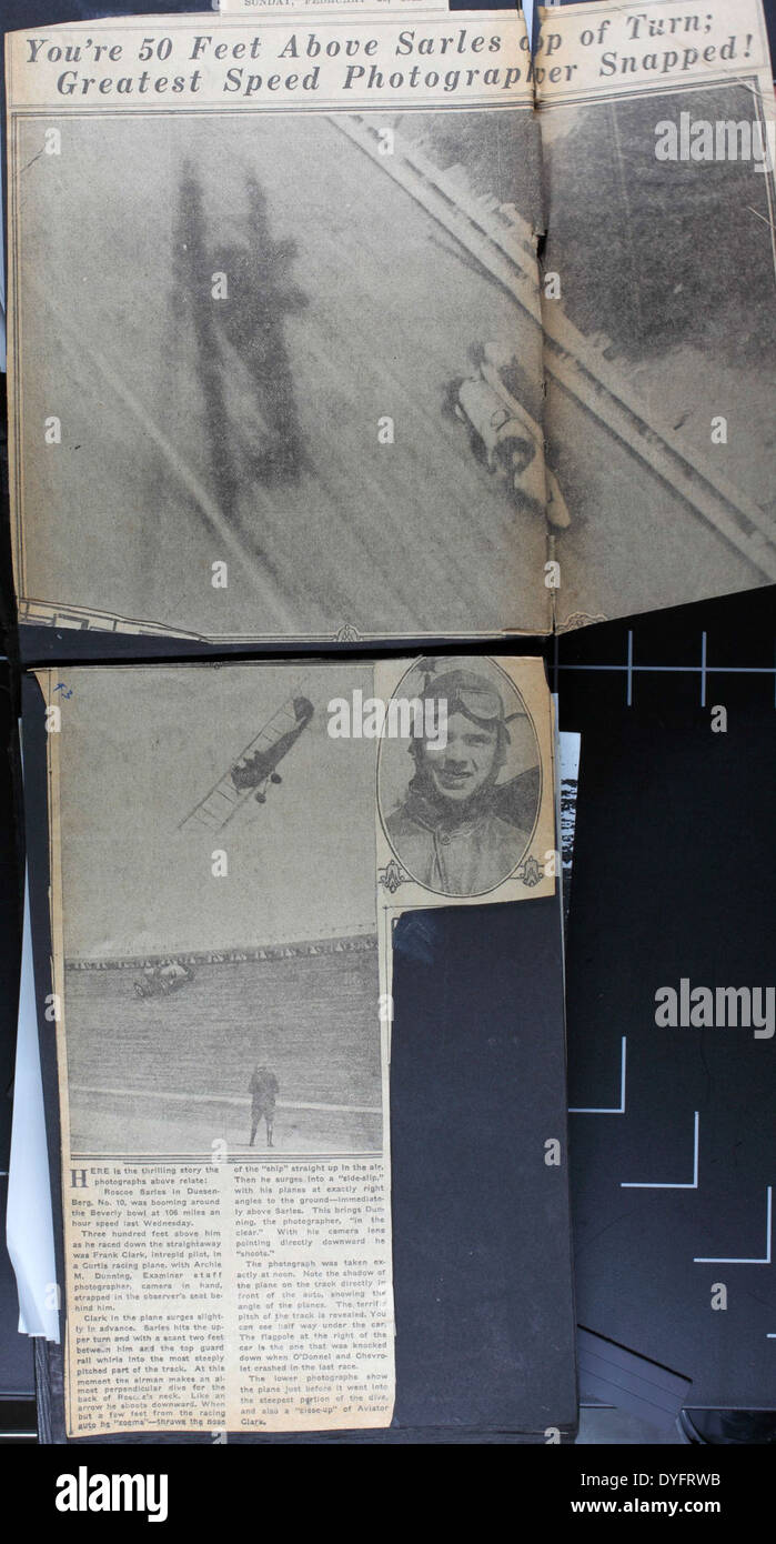 Questa foto di Frank Clarke che esegue acrobazie al Chaplin Field cattura la natura audace dei piloti che assaltano. Conosciuto per il suo lavoro di acrobazia a Hollywood, Clarke fu una figura significativa nella storia dell'aviazione durante l'era dei barnstorming. Foto Stock